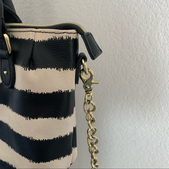 Betsey Johnson crossbody pinch satchel black & white stripe - Picture 4 of 10